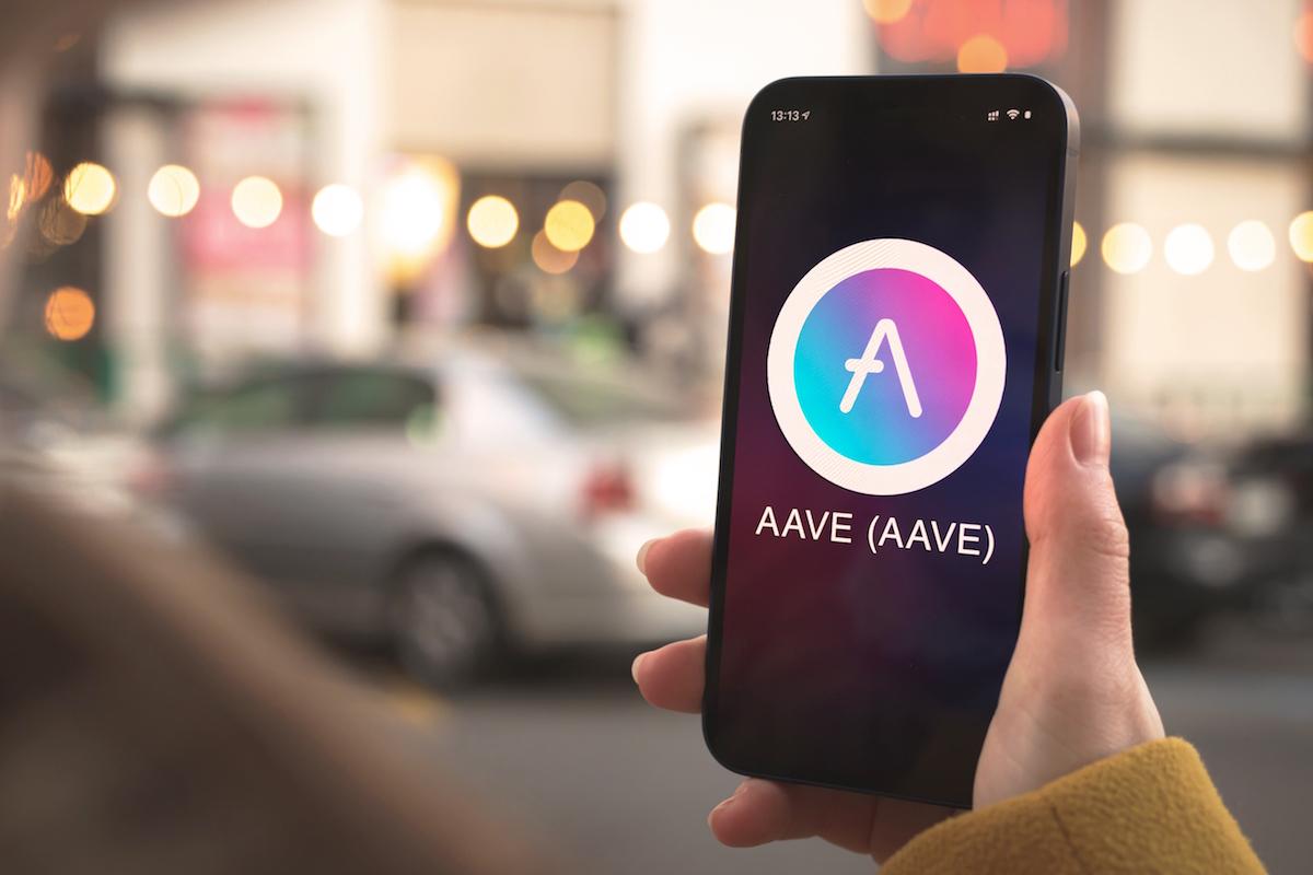 AAVE inicia recompra de tokens para impulsar precio y beneficiar stakers