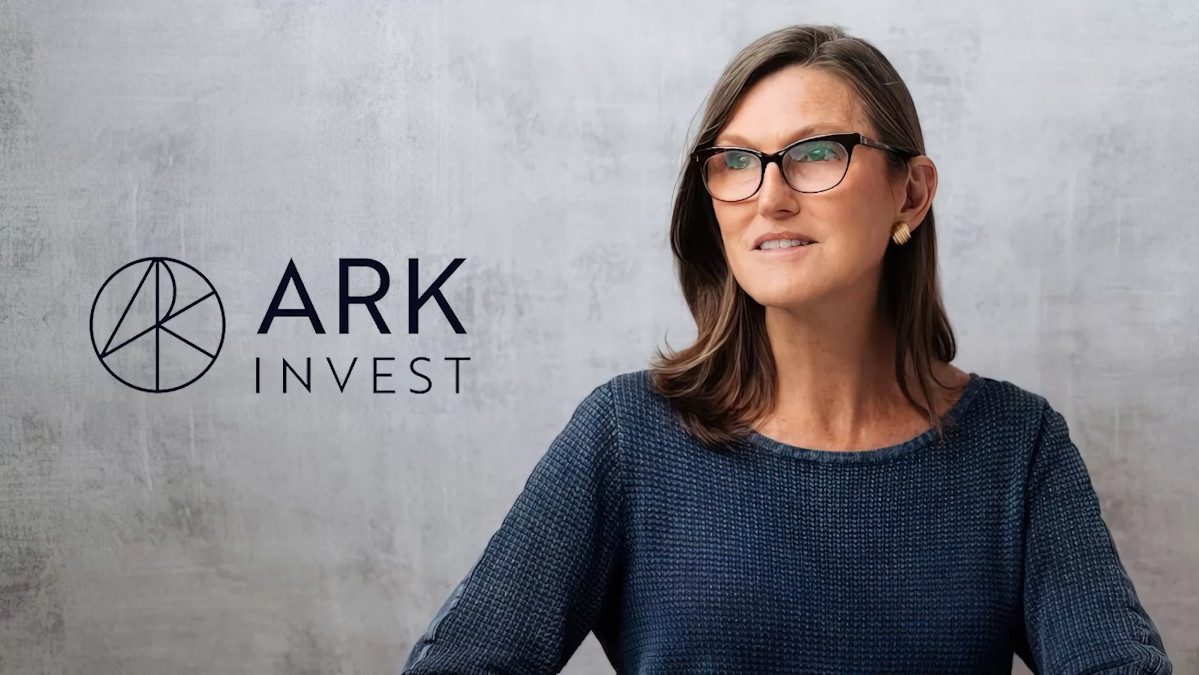 Cathie Wood sacude el mercado: apuesta fuerte a Nextdoor y abandona UiPath