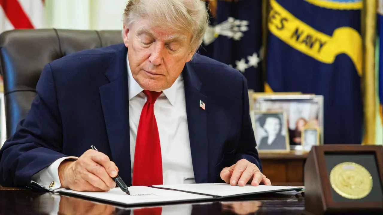 Trump firma pacto de IA y deja a Europa sola con multas